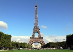 Жителям Парижа бесплатно раздали тонны продуктов