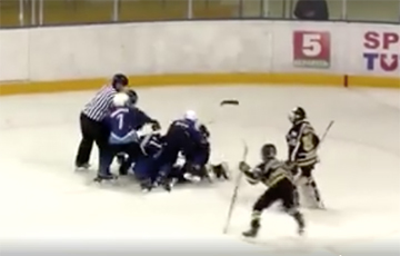 Видеофакт: На детском турнире в Молодечно хоккеисты устроили две массовые драки