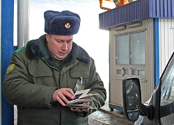 Две россиянки удивили белорусских пограничников «фокусами» с паспортами
