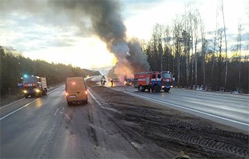 Жуткая авария на трассе М1: грузовик и микроавтобус сгорели после столкновения