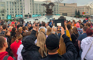 «Лукашенко — под суд»: на площади Независимости в Минске собираются люди
