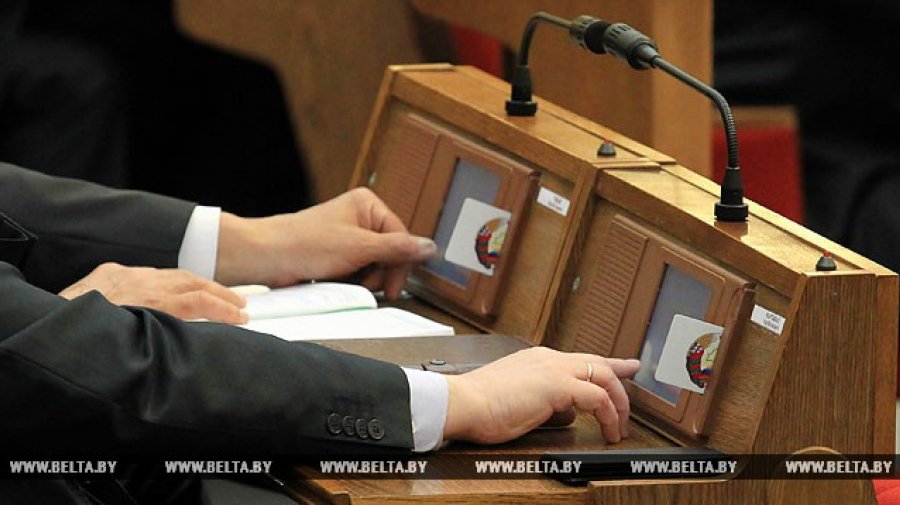 Законопроекты о борьбе с экстремизмом и реабилитации нацизма утверждены в Беларуси