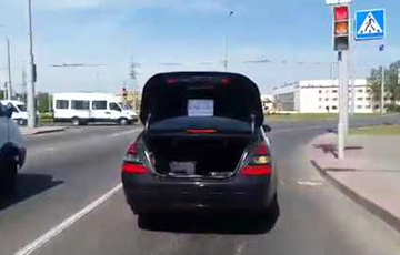Видеофакт: Вежливый водитель из Гродно говорит «спасибо» багажником