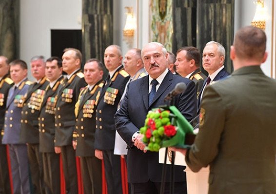 Лукашенко и мундиры. Как силовики трансформируют белорусский режим