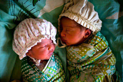 Врачи помогли индийскому интерсексуалу родить двойню