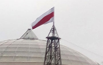 В центре Кобрина подняли огромный бело-красно-белый флаг