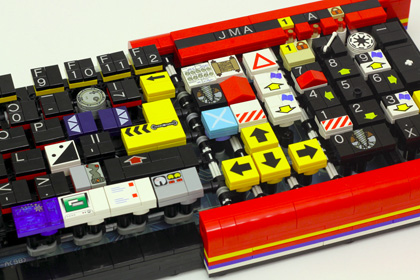 Из деталей «Лего» собрали работающую клавиатуру
