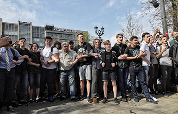 The Bell: Нападавшие на участников московской акции протеста 5 мая казаки, связаны с мэрией Москвы