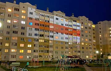 Бело-красно-белый Минск: жители за ночь преобразили город