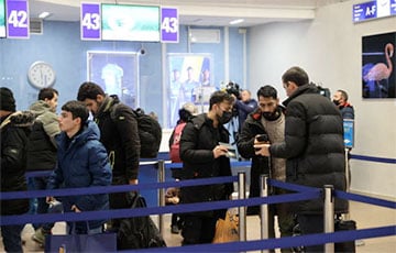 Столпотворение в Минском аэропорту: еще 427 мигрантов улетели в Ирак эвакуационным рейсом