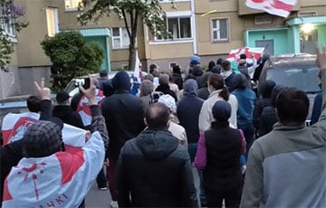 Три минских района вышли на громкие марши с бело-красно-белыми флагами