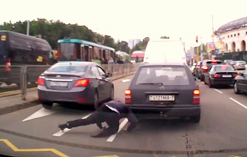 Видеофакт: В Минске пешеход ударился о два авто и побежал на трамвай