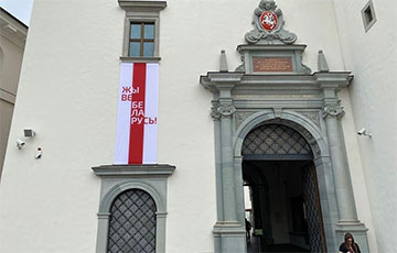Замок великих князей в Вильнюсе украсили бело-красно-белым флагом