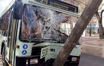 В Минске на улице Куйбышева троллейбус врезался в столб
