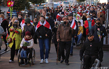 Марш людей с инвалидностью скандировал «Выпускай» возле здания КГБ