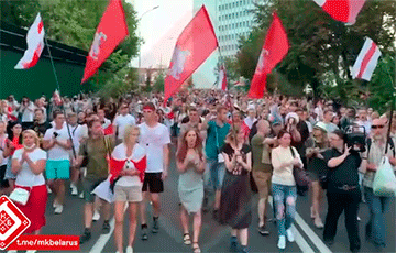 Видеофакт: Многотысячная колонна протестующих движется на Окрестина