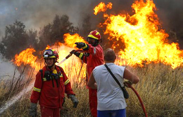 В Греции туристы от пожаров спасались в море