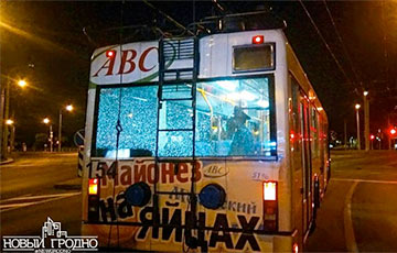 В Гродно неизвестные обстреляли троллейбус с людьми