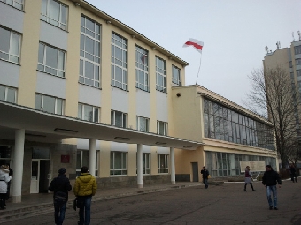 Бело-красно-белые флаги над Варшавским университетом (Фото)