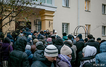 Очередники почти неделю стоят на морозе ради дешевых квартир в Минске