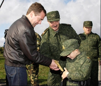 Липкович подарил Лукашенко плюшевого медведя