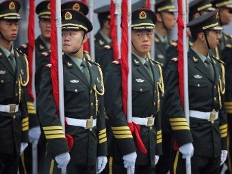 Китайским военным запретили роскошь и многословие