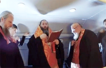 «Сим победим»: Военные священники РПЦ провели первый воздушный крестный ход на самолете