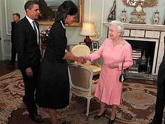 Мишель Обама нарушила протокол и обняла королеву Великобритании