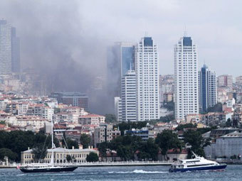 Пожар в стамбульском небоскребе потушили
