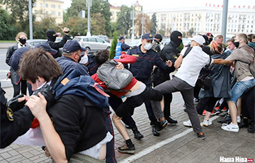 ОМОН задерживал бастующих студентов на площади Победы
