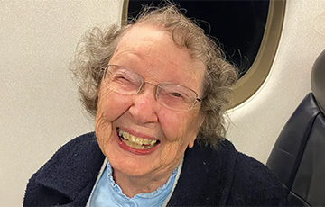 101-летнюю американку авиакомпания принимает за ребенка