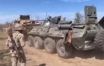 Британская бронемашина Wolfhound тянет трофейный московитский БТР-82A
