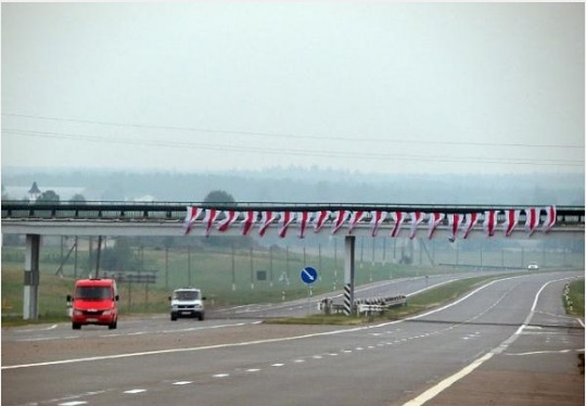 В Минске вывешены сто бело-красно-белых флагов