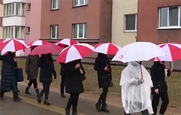 Смелые жительницы Уручья вышли на бело-красно-белый марш
