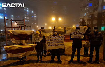 Жители Сухарево вышли на акцию протеста с сильными плакатами