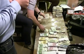 Видеофакт: В тайниках у чиновников из Минздрава найдено более миллиона долларов