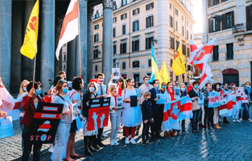Рядом с Пантеоном в Риме развернули огромный бело-красно-белый флаг