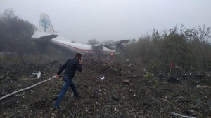 Ан-12 совершил аварийную посадку под Львовом, погибли 5 человек