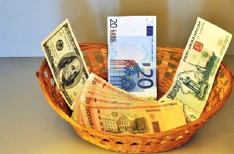 Белорусский рубль укрепился к евро, ослаб к доллару и российскому рублю