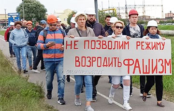 Колонна шахтеров движется в сторону Солигорской больницы