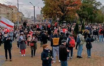 Участники минского Марша бастующих пенсионеров и студентов заняли площадь Якуба Коласа