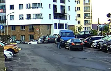 Видеофакт: В Минске мужчина ногой разломал зеркало неправильно припаркованного авто