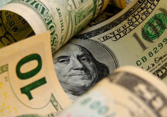 Курс доллара упал ниже двух рублей