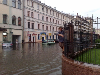 Потоп в 5-этажном доме в Минске: мебель стоит в воде неделю (Фото)