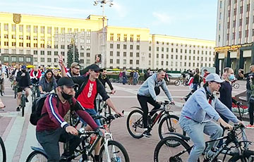 Колонна велосипедистов приехала на площадь Независимости