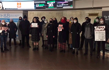Белорусы исполнили «Магутны Божа» на станции метро Октябрьская