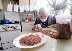 Для пенсионеров в Беларуси снизят минимальную сумму доставки продуктов