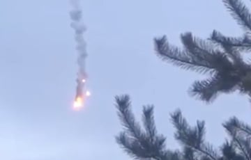 Сбитый российский самолет падает над Изюмом: видеофакт