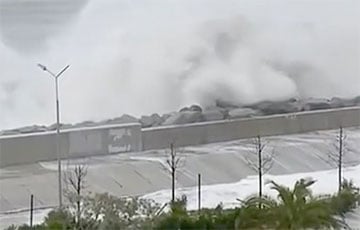 Мощная волна смыла россиянина во время шторма в Сочи: видеофакт