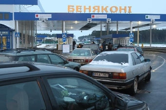 Белорусы едут на «Ляписов»: на границах — километровые очереди (Фото, видео)